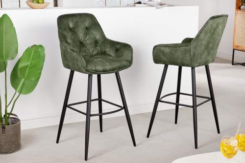 Estila Chesterfield moderní zelená barová židle Mast se sametovým čalouněním a kovovými nožičkami černé barvy 107cm