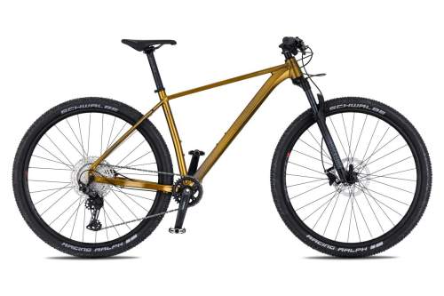 4EVER TRINITY RACE (jungle gold / iron) 2024 Průměr kol: 29", Výška rámu: (21" = 53 cm), Velikost rámu: XL
